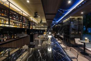 un bar con barra y estanterías de alcohol en Jasmine Resort Bangkok en Bangkok