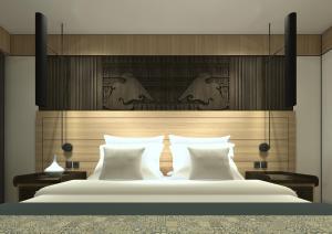 1 dormitorio con 1 cama grande con almohadas blancas en Rama Beach Resort and Villas, en Kuta