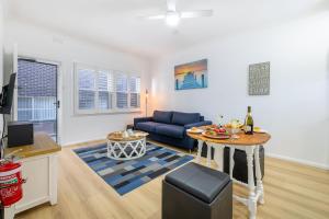 Posezení v ubytování Bayside, 5,21 Victoria Parade - Unit in unbeatable location, with linen and bed making and air conditioning