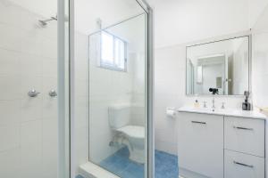 Koupelna v ubytování Bayside, 5,21 Victoria Parade - Unit in unbeatable location, with linen and bed making and air conditioning