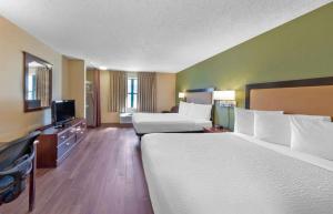Relax Suites Extended Stay - La Mirada في لا ميرادا: غرفة فندقية بسريرين وتلفزيون بشاشة مسطحة