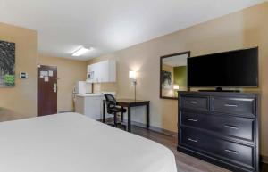 Kuchyň nebo kuchyňský kout v ubytování Relax Suites Extended Stay - La Mirada + 16 fotografií