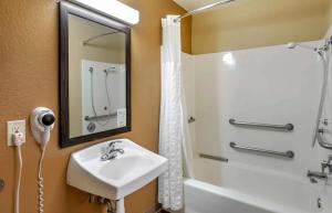 拉米拉達的住宿－Relax Suites Extended Stay - La Mirada，一间带水槽和淋浴的浴室