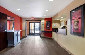un pasillo de un hospital con paredes rojas en Relax Suites Extended Stay - La Mirada en La Mirada