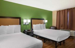 Postel nebo postele na pokoji v ubytování Relax Suites Extended Stay - La Mirada