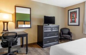 A television and/or entertainment centre at Relax Suites Extended Stay - La Mirada