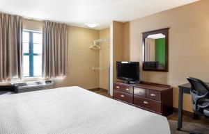 TV a/nebo společenská místnost v ubytování Relax Suites Extended Stay - La Mirada