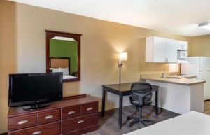 Kuchyň nebo kuchyňský kout v ubytování Relax Suites Extended Stay - La Mirada