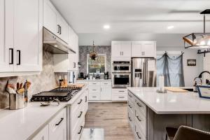 Dapur atau dapur kecil di Scenic Retreat-Lanier Lakefront-Private Dock-Sunset Views!