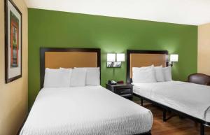 Postel nebo postele na pokoji v ubytování Relax Suites Extended Stay - La Mirada