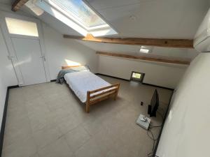 una camera mansardata con letto e lucernario di Couderc a Viviers