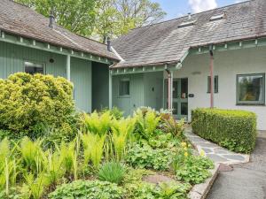una casa con giardino di fronte di Elm - Woodland Cottages a Bowness-on-Windermere
