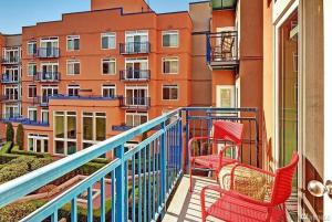 un balcone con 2 sedie e un edificio di DT Designer's 2BR Condo Parking Tub Pool - 99 walk score a Seattle