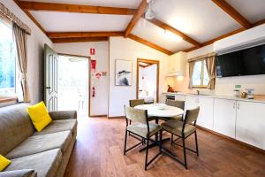 Гостиная зона в Belair National Park Holiday Park