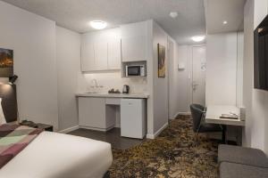 Η κουζίνα ή μικρή κουζίνα στο City Limits Hotel Apartments +22 φωτογραφίες