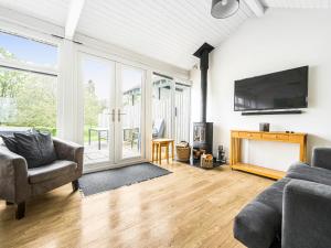 TV a/nebo společenská místnost v ubytování Hazel - Woodland Cottages
