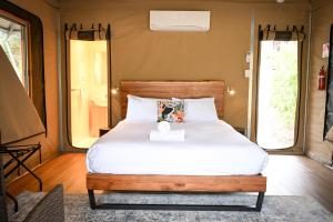 ein Schlafzimmer mit einem Bett in einem Wohnwagen in der Unterkunft Belair National Park Holiday Park in Belair
