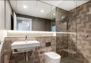 un bagno con lavandino, WC e specchio di YORK 1903 Self Catering a Sydney