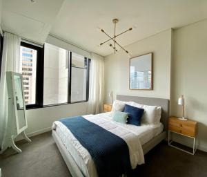 una camera da letto con un letto grande con cuscini blu di YORK 1903 Self Catering a Sydney