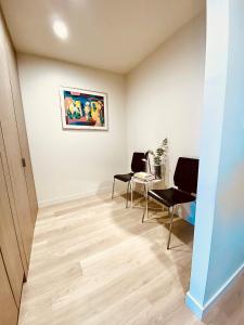 un soggiorno con due sedie e un tavolo di YORK 1903 Self Catering a Sydney