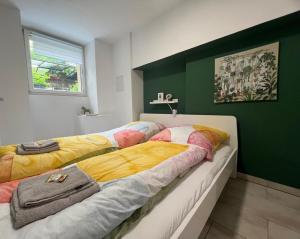 1 dormitorio con 2 camas y pared verde en Berlin-Kreuzberg Madness, en Berlín