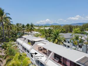 een luchtzicht op een resort met palmbomen bij Unit 15 @ Tropical Reef: 2 mins to Four Mile Beach in Port Douglas
