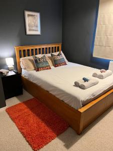 um quarto com uma cama grande e um tapete vermelho em Stylish Double Room in shared apartment in Oxfordshire em Oxford