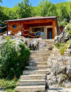 una casa con escaleras que conducen a un edificio en Skadar Lake Aparment Nikola II en Virpazar