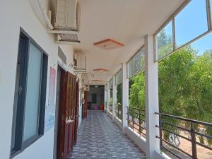 an empty hallway of a building with windows at Nhà Nghỉ Việt Thắng Dinh Thầy Thím in La Gi