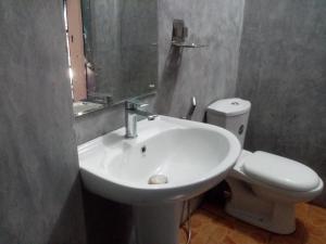 Hotel Blue Moon tesisinde bir banyo