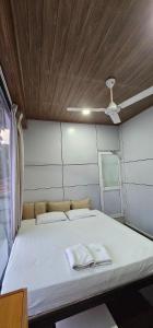 Un pat sau paturi într-o cameră la AIRPORT Tramonto