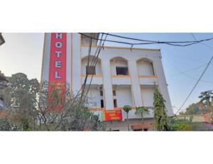un bâtiment avec un panneau sur son côté dans l'établissement Goroomgo Radhika Kunj Palace Chhatarpur, à Chhatarpur