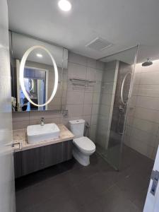 W łazience znajduje się toaleta, umywalka i lustro. w obiekcie Grand Ion Delemen by 91 Homestay w mieście Genting Highlands