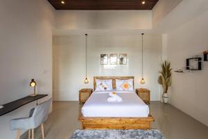 Un dormitorio con una cama, un escritorio y una silla. en Comfy 3bd Family Villa with Private Pool in Central Location, en Kerobokan 27 fotos más