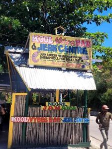 Ett certifikat, pris eller annat dokument som visas upp på REDY BUGS l Rustic paradise steps from Rick's Cafe