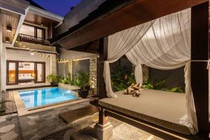 1 dormitorio con cama y piscina en Comfy 3bd Family Villa with Private Pool in Central Location, en Kerobokan