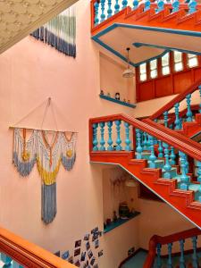 Una escalera en una casa con escaleras azules y naranjas. en 浪子小栈 Kashgar Ancient City, en Kashgar