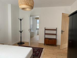 een kamer met een slaapkamer met een bed en een badkamer bij Petit-Vinave in Malmedy