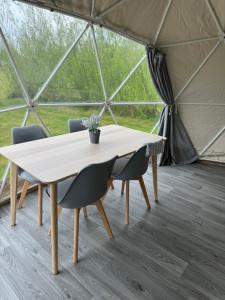 een tafel en stoelen in een tent bij Beavers Retreat Glamping in Tenby