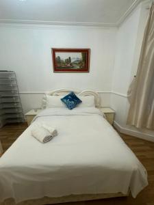Ein Bett oder Betten in einem Zimmer der Unterkunft COZY Rooms in Enfield