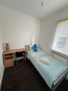 Tempat tidur dalam kamar di COZY Rooms in Enfield