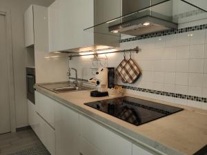 O bucătărie sau chicinetă la Matthias Home - Milan - modern and cozy flat, close to the metro