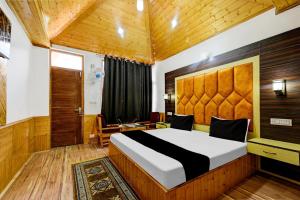 En eller flere senger på et rom på OYO Hotel Himalayan Magic
