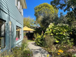 um jardim ao lado de uma casa com um caminho em Studio Wing in Saint Heliers em Auckland