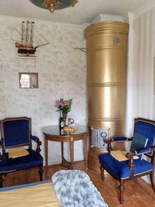 sala de estar con 2 sillas azules y mesa en Paradiset, en Hammarland