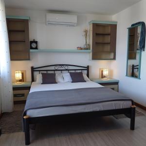 1 dormitorio con 1 cama grande y 2 mesitas de noche en da Dorian en Punat