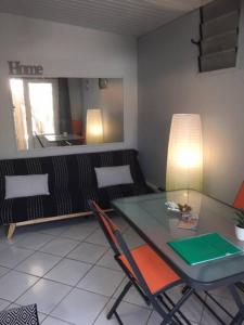 - un salon avec une table et un canapé dans l'établissement Avocado Studio, à Nouméa