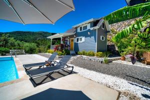 ein Haus mit einem Pool und einer Terrasse in der Unterkunft The Box House & Charming Private Tiny House & Pool in Göcek