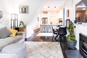 ein Wohnzimmer mit einem Sofa und einem Tisch in der Unterkunft Green Door Gem - Your Stylish Retreat in South Melbourne in Melbourne