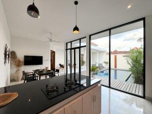 TV a/nebo společenská místnost v ubytování Kubung 1 - PROMO Canggu - Brand NEW Villa - HUGE Pool - PS5